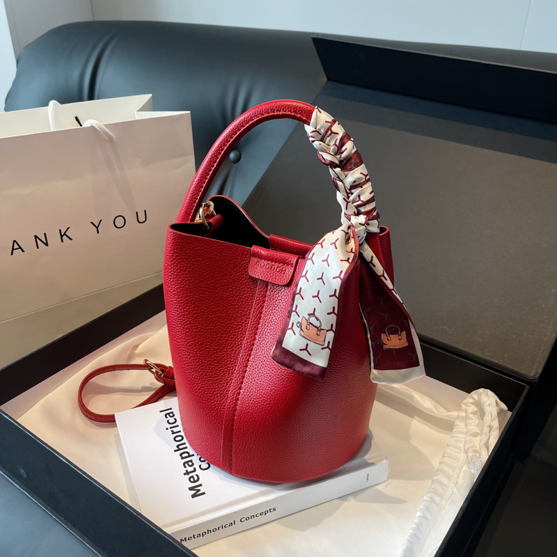 Luxury Bags On Sales - Rote PU-Eimer-Schulter- und Umhängetaschen, schwarzer Sinn