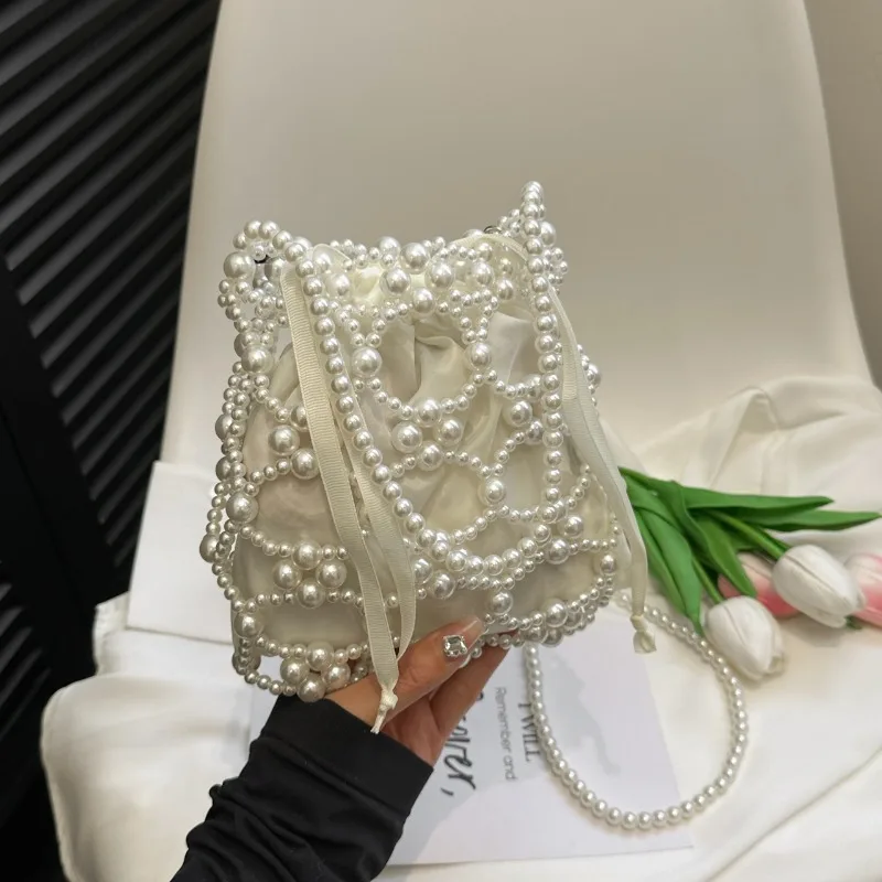Perlenbesetzte weiße Eimer-Sch – Luxury Bags On Sales Bewertung und Preis