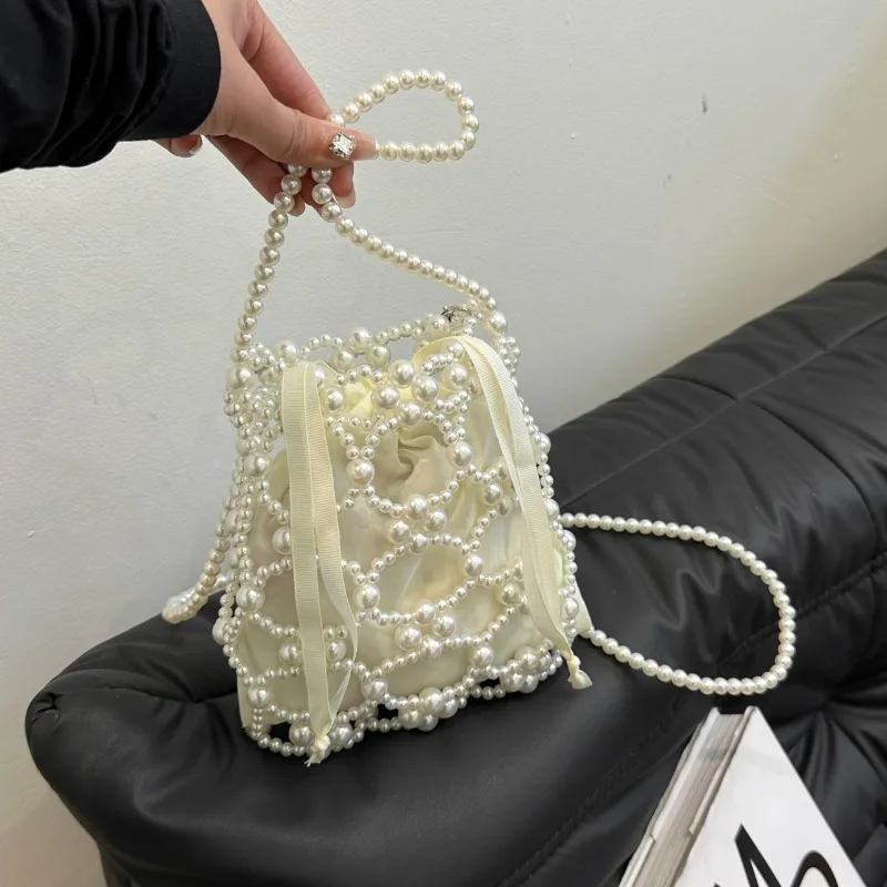 Perlenbesetzte weiße Eimer-Sch – Luxury Bags On Sales Bewertung und Preis